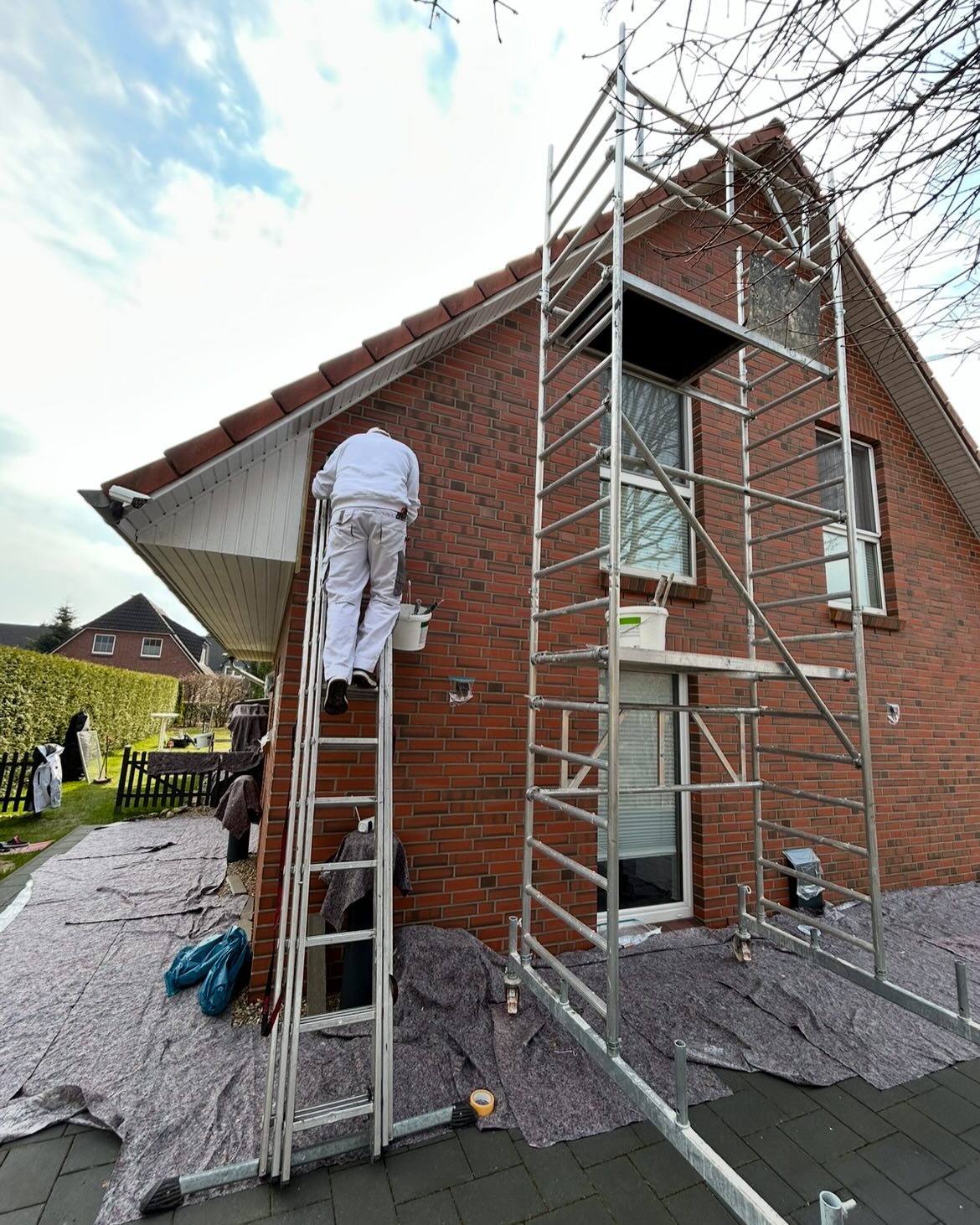 Maler bei sorgfältiger Detailarbeit