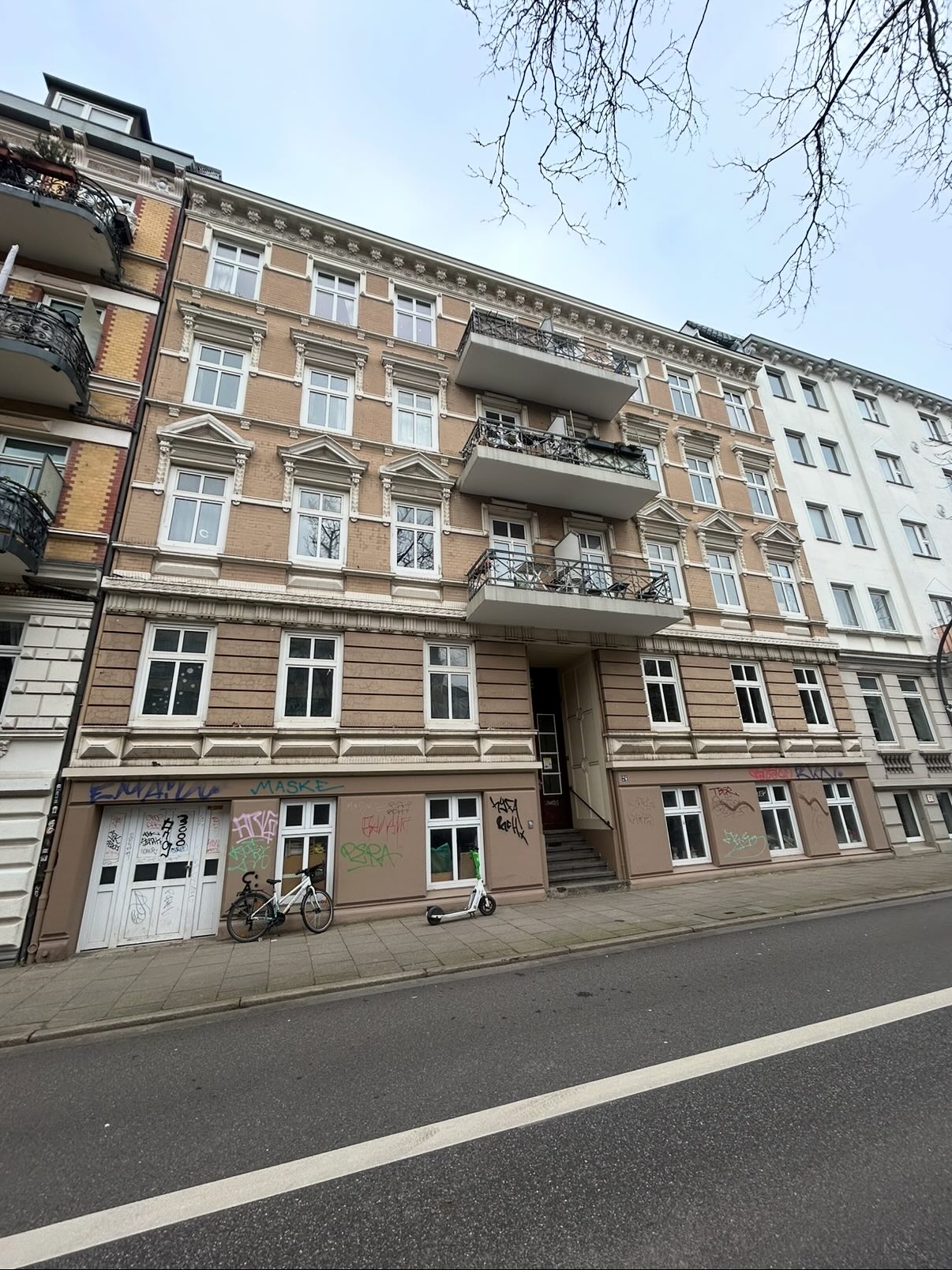 Facharbeiter bei Fassadenanstrich außen