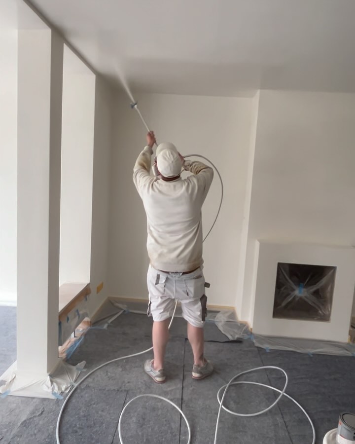 Maler bei Arbeiten auf Gerüst